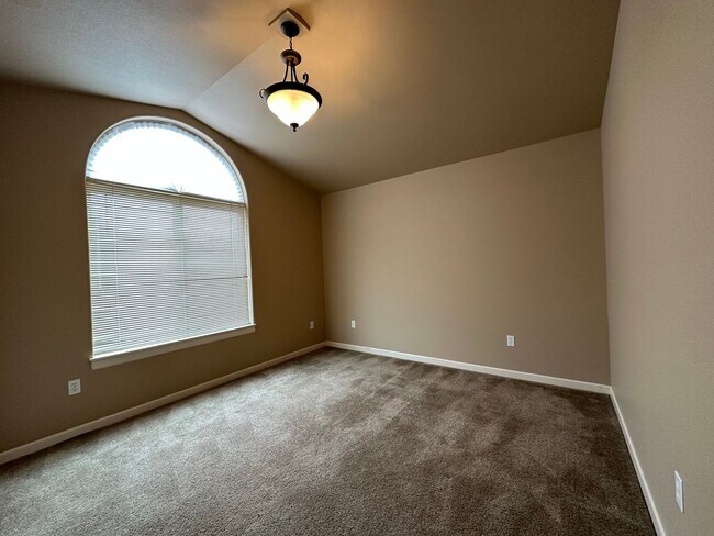 Building Photo - Inviting 4 Bedroom Home with Spacious Layo...