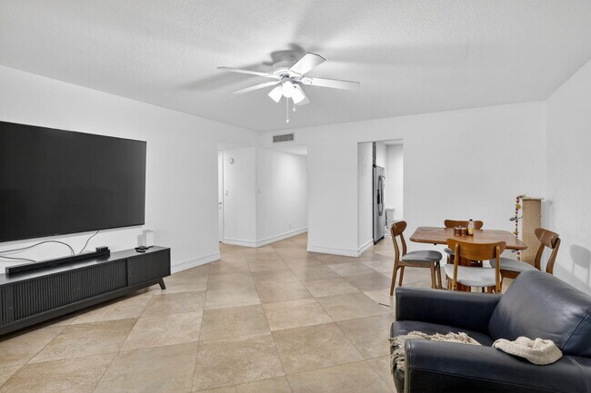 Building Photo - 9101 Jacaranda Ln