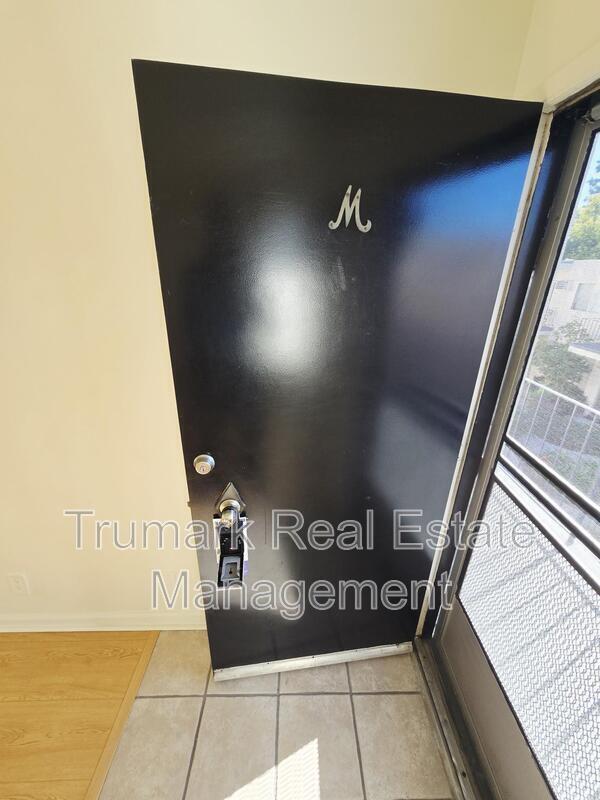 Building Photo - 345 E Tujunga Ave