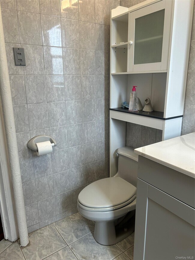 Building Photo - 594 E 38th St