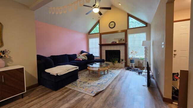 Building Photo - FOR FRENT Home near UF. 3 Bed, 2 bath, 2 c...