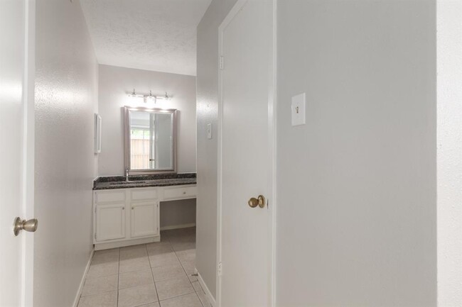 Building Photo - 10555 Turtlewood Ct