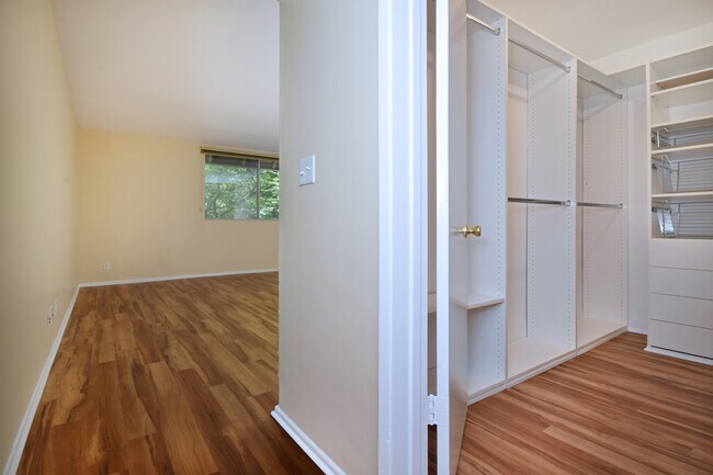 Building Photo - Luxurious 1+bdr, 1bath condo in prime Sher...