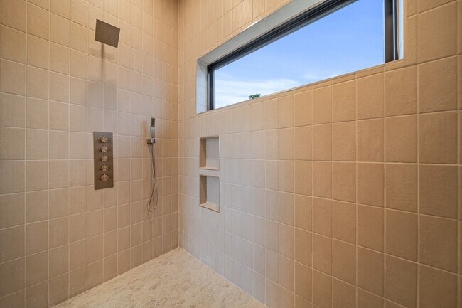 Building Photo - 6011 Hill Cir Dr