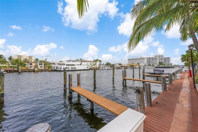 Building Photo - 815 Middle River Dr