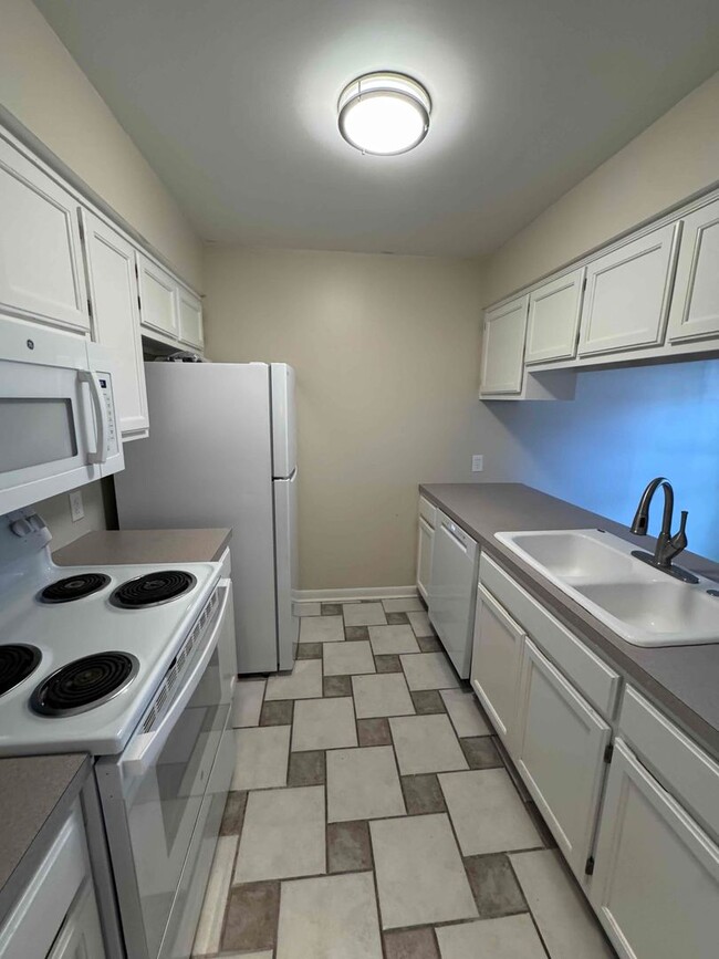 Building Photo - Darling 1 Bed, 1.5 Bath Townhouse with sma...