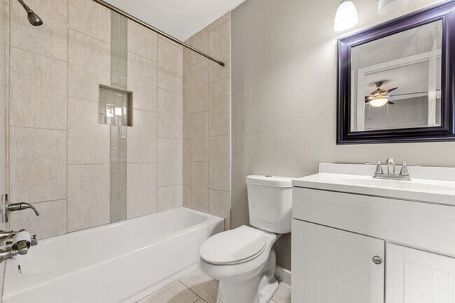 Building Photo - Beautiful home located in the heart of downtown!