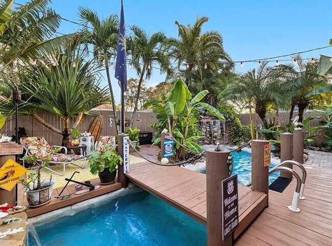 Building Photo - Charming 3-bedroom, 2-bath pool home available for move-in at the end of June.