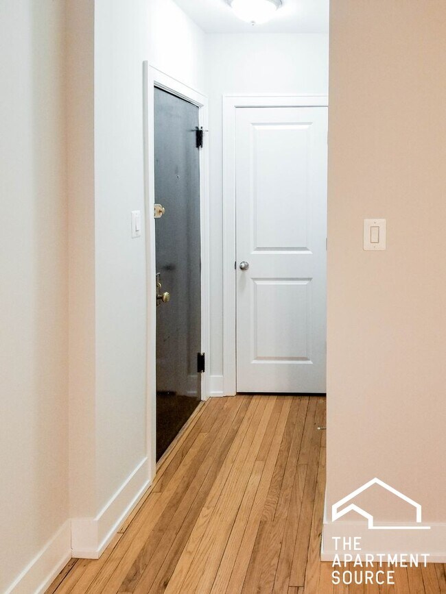 Building Photo - 516 W Cornelia Ave