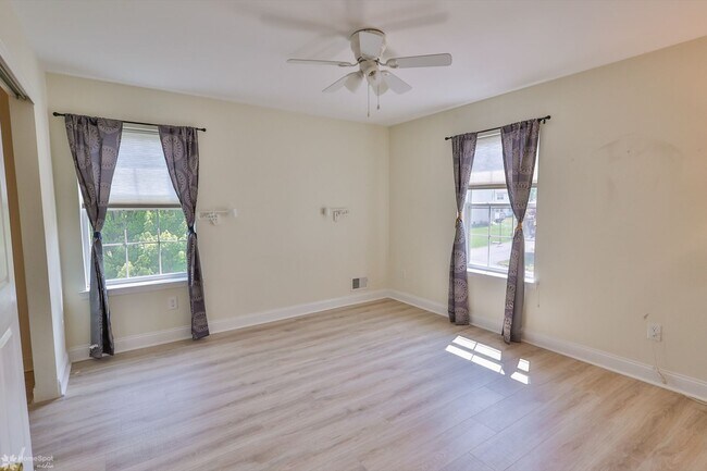 Building Photo - Beautifully maintained, energy-efficient f...