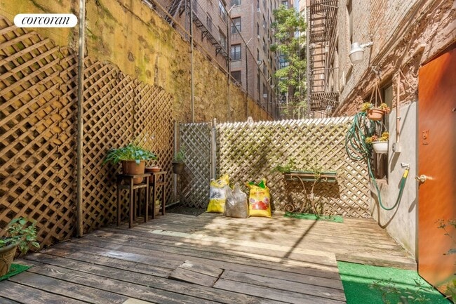 Building Photo - 314 W 94th St