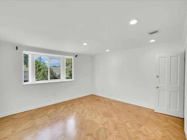 Building Photo - 9654 Wendover Dr