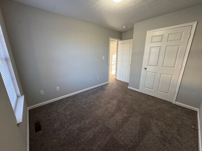 Building Photo - Spacious 3 bedroom, 2 bathroom home near Russell Sims park