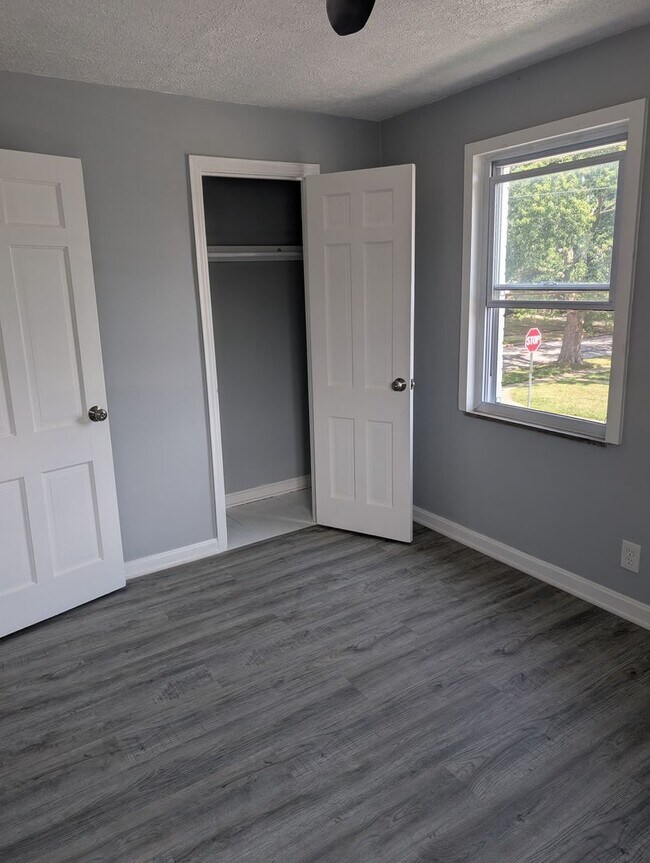 Building Photo - Spacious 5BR 2BA SFR w/ In-Unit W/D • Off Street Parking in Euclid