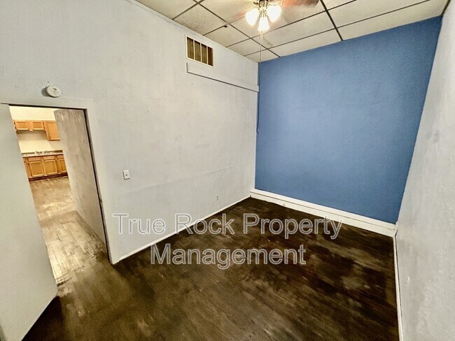 Building Photo - 208 E MAIN, APT #2 (BILLS PAID- not including tv or wifi)