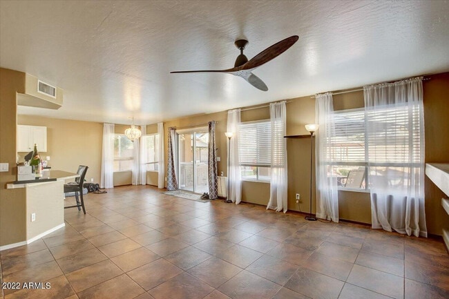 Building Photo - 14878 W Bloomfield Rd