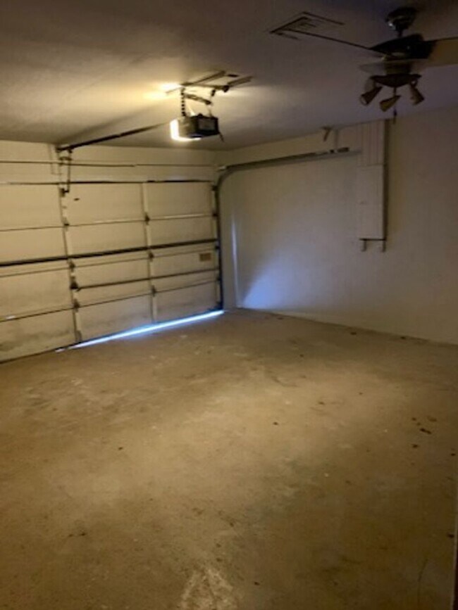 Building Photo - Priced to Rent 3/2