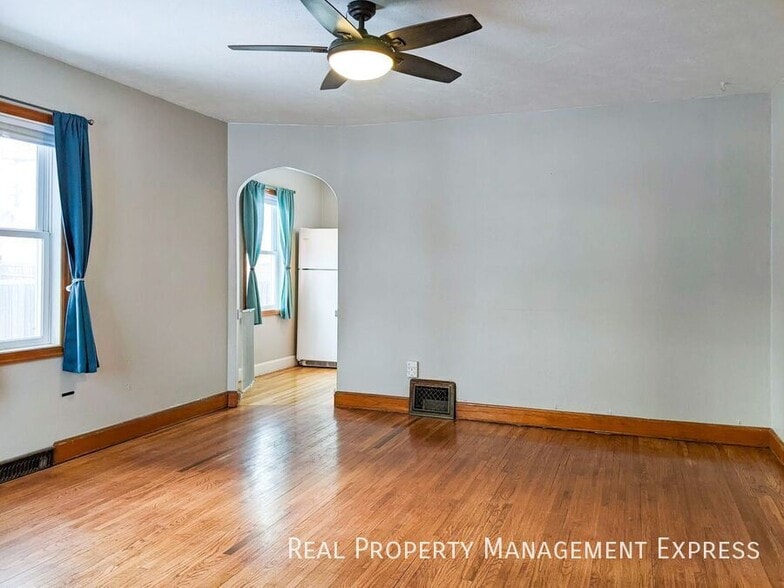 Building Photo - 3 Bed House w/ Fenced-In Yard