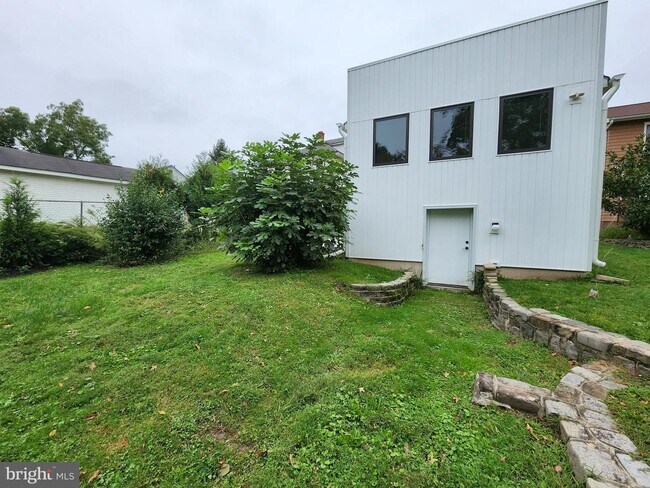 Building Photo - 1048 Prospect St