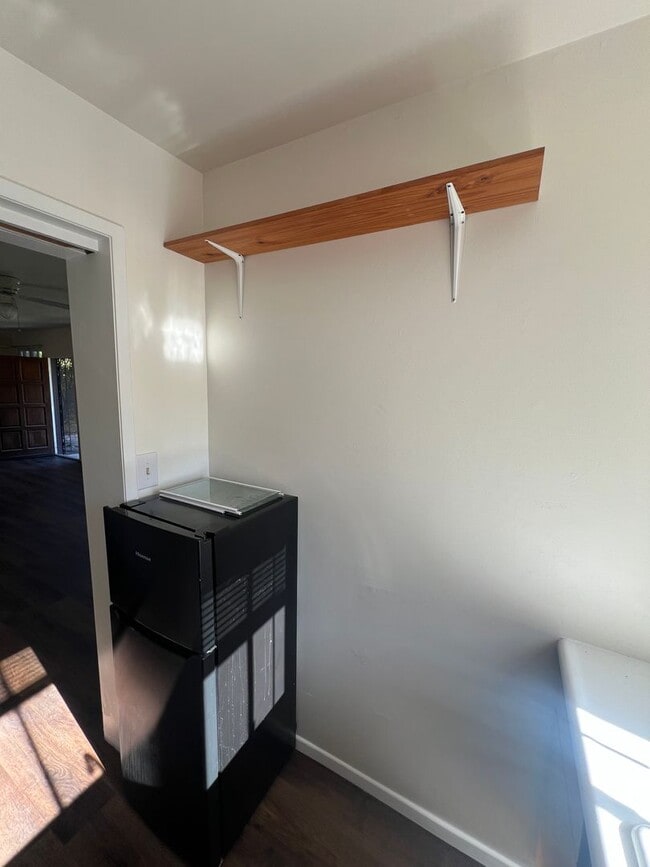 Building Photo - Charming back Studio