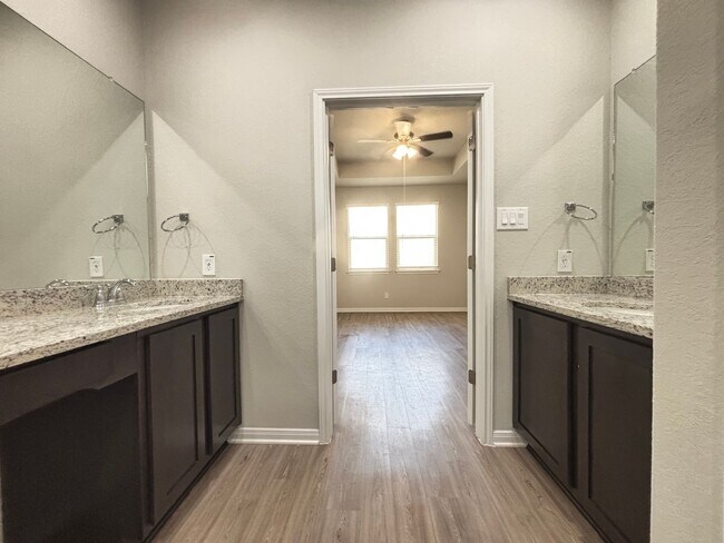 Building Photo - Luxury Living in the Heart of Cibolo!