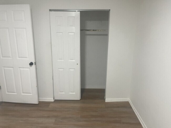 Building Photo - 3 Bed 1 Bath Available Now!