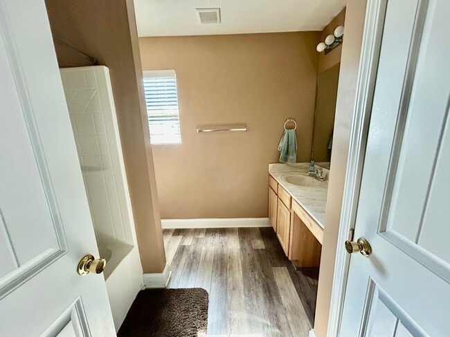 Building Photo - Large 4 Bed, 2.5 bath in Lexington!
