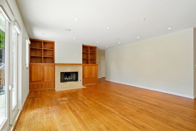 Building Photo - Gorgeous 4 bedroom home in Greenbrae with ...