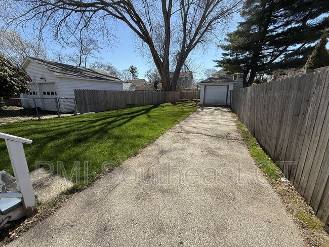 Building Photo - 86 School St