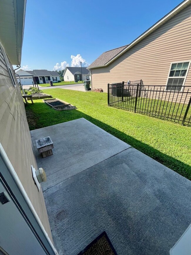 Building Photo - Quiet Neighborhood Charm with Everyday Con...