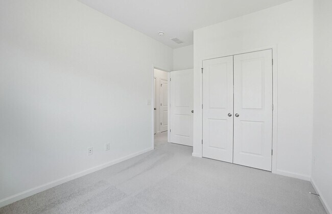 Building Photo - Brand-new three-story townhome in the Univ...