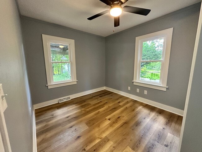 Building Photo - Three Bedroom Three Bath