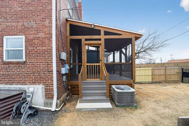 Building Photo - 706 S Orme St