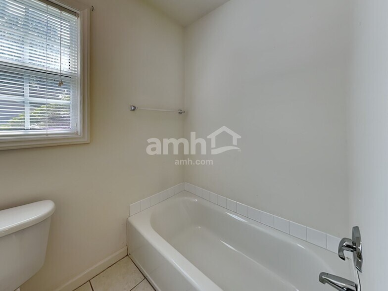 Building Photo - 105 Bristol View Cir