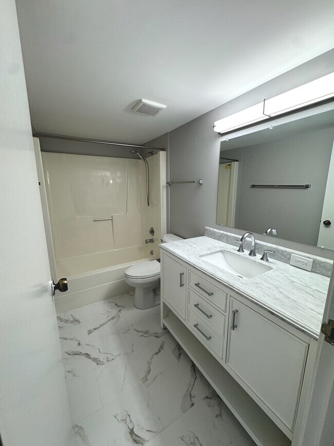 Building Photo - 234 Circle Ave