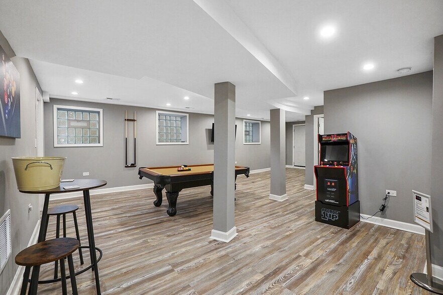 Building Photo - 8128 S King Dr