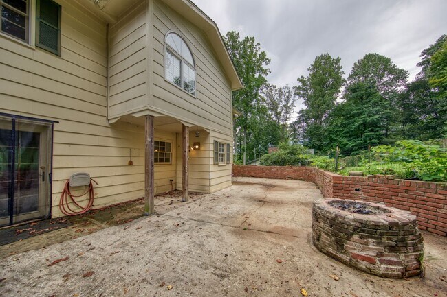 Building Photo - 105 Newton Ln