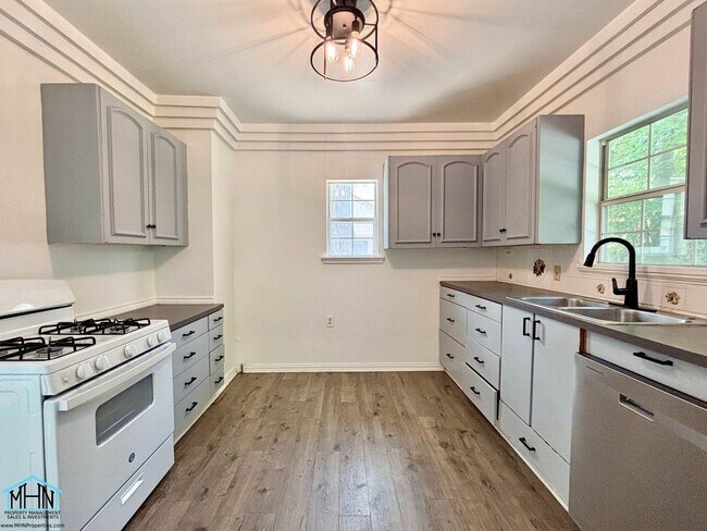 Building Photo - Cozy and Bright 3bedroom/1bath Vintage cha...