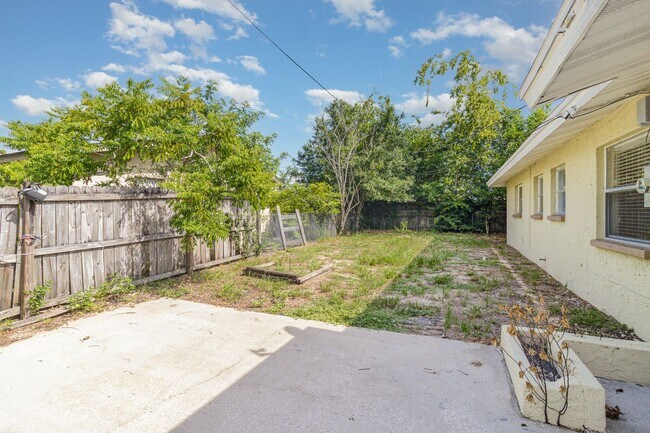Building Photo - Completely Remodeled 3 Bed 2 Bath 1 Car Ga...