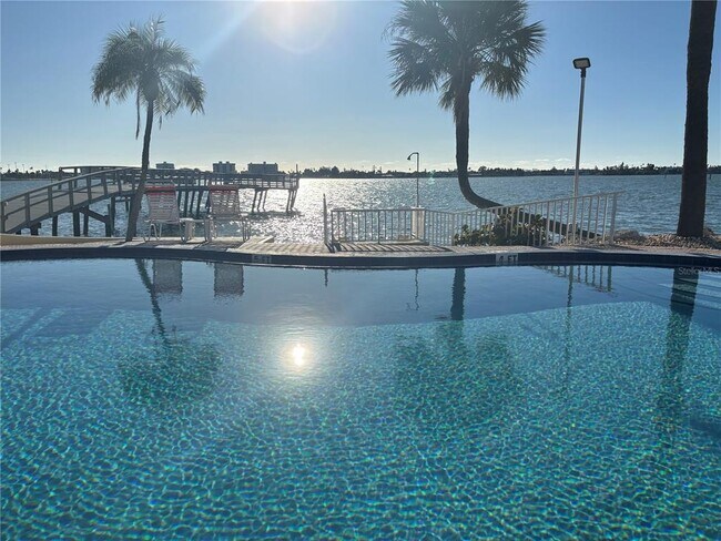 Building Photo - 4725 Cove Cir