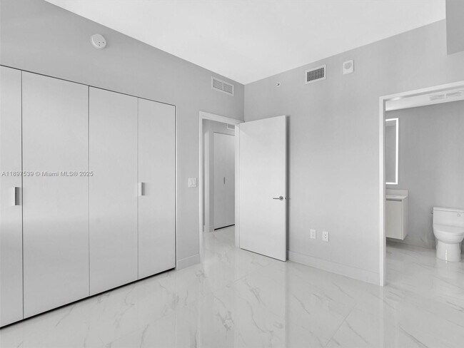 Building Photo - 700 NE 24th St