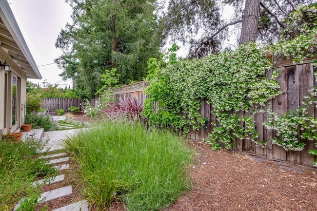 Building Photo - Amazing Midtown Home on a Quiet Cul-de-sac.