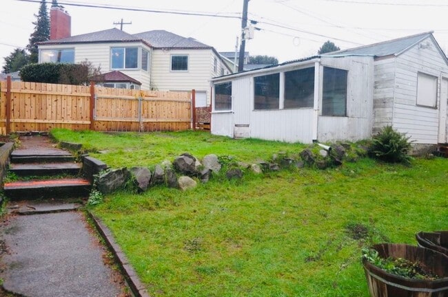 Building Photo - West Seattle Home