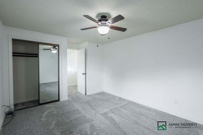 Building Photo - New Renovated 2 Bed 2 bath Townhome