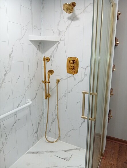 Walk in shower in 3rd bathroom - 2928 Blackhawk Dr