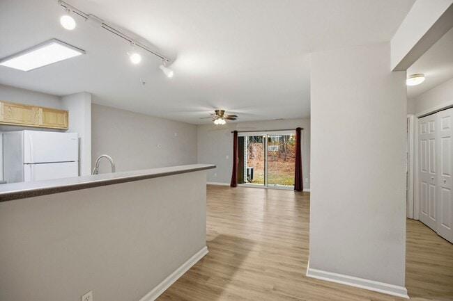 Building Photo - 3 Bedroom 2 Bath