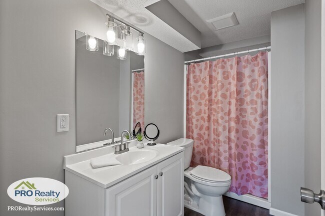 Building Photo - 4 Bedroom House in Eagan