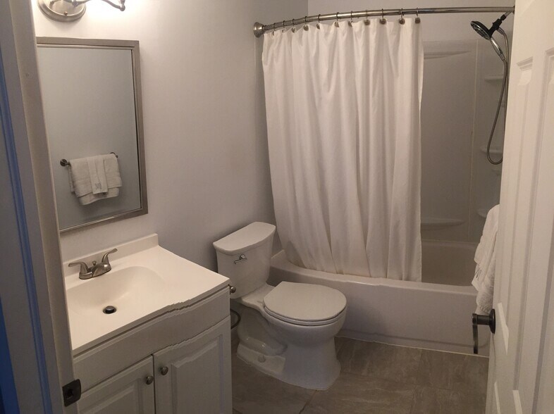 Second Bathroom - 4705A Dunbarton Rd