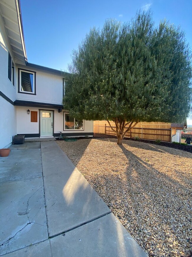 Building Photo - 3 bedroom 3 bathroom home in Lemon Grove! ...