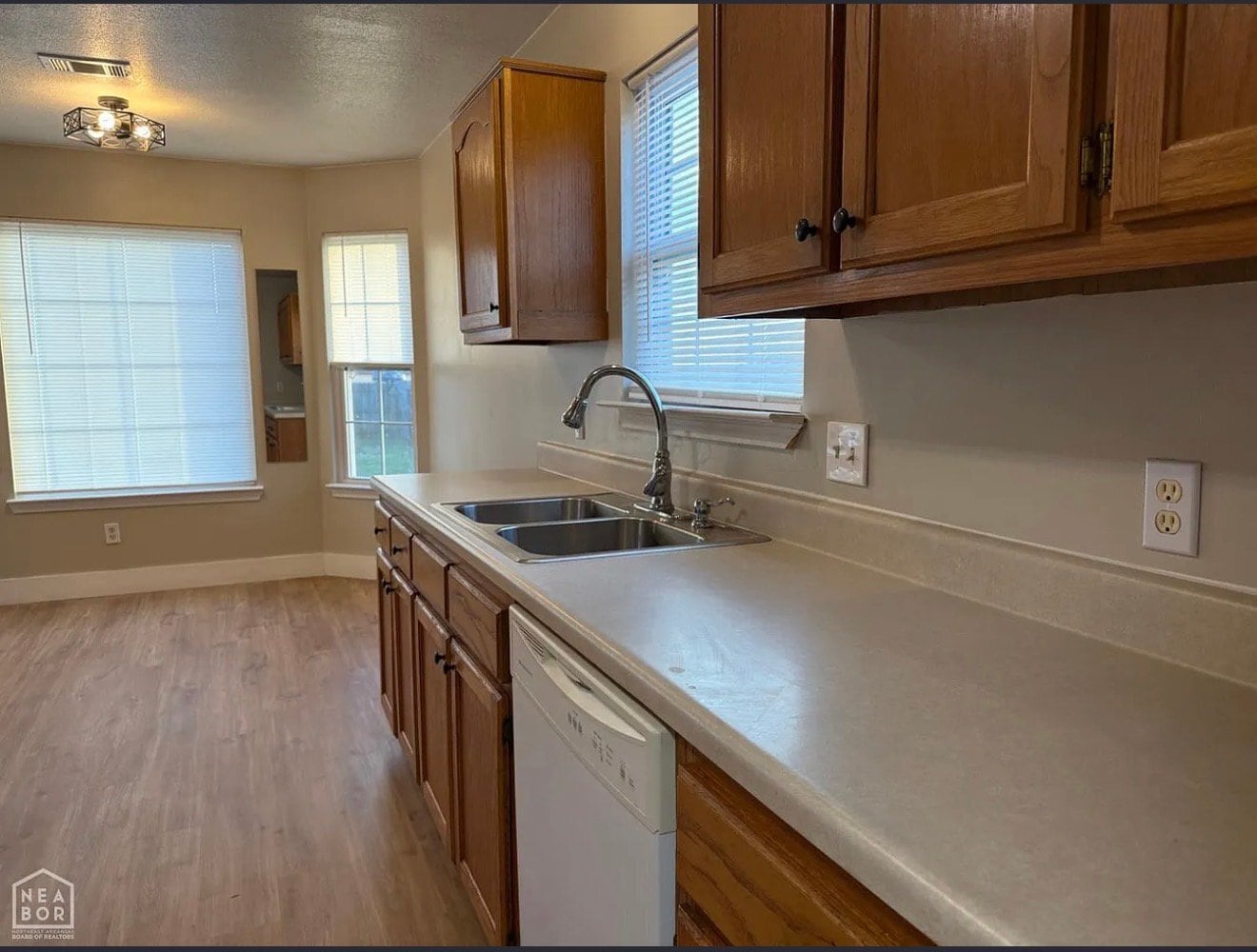 Building Photo - 326 Robinson St